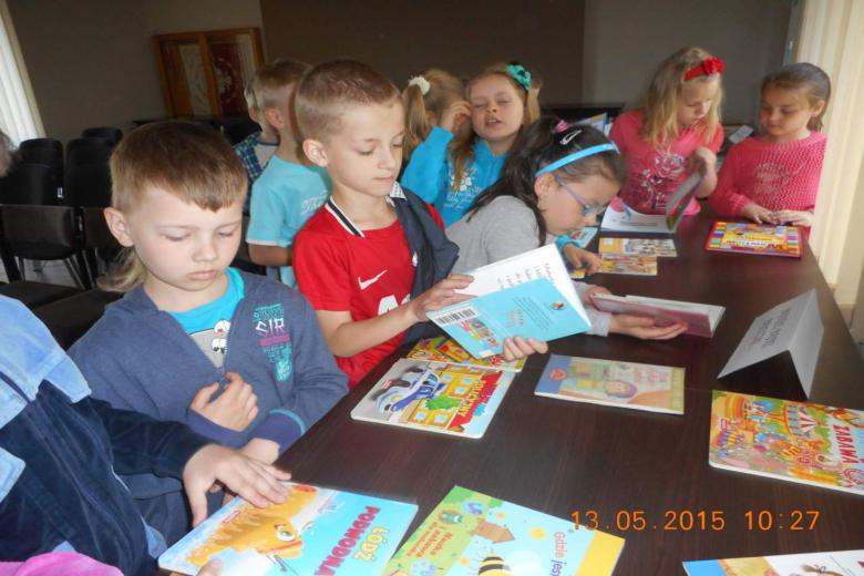 Pasowanie uczniow klas pierwszych na czytelnikow 2015_4