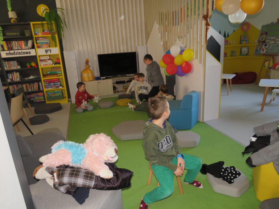 Zdjęcie przedstawia bawiące się dzieci