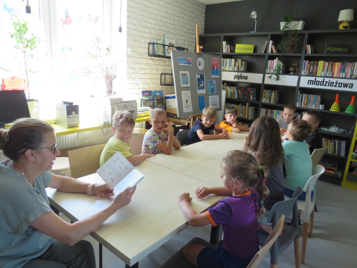 Czytanie przygód Mikołajka z serii "Wakacje Mikołajka".