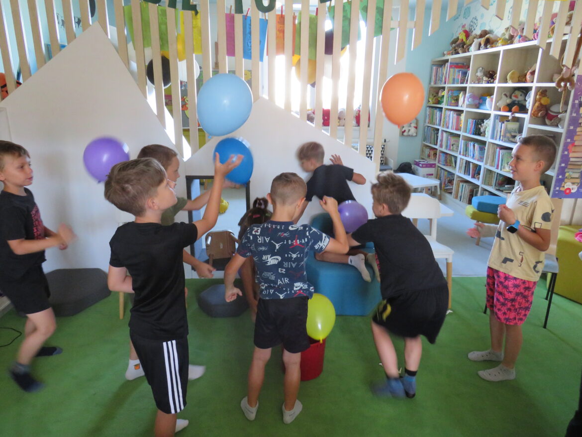 Zabawa ruchowa z balonami.