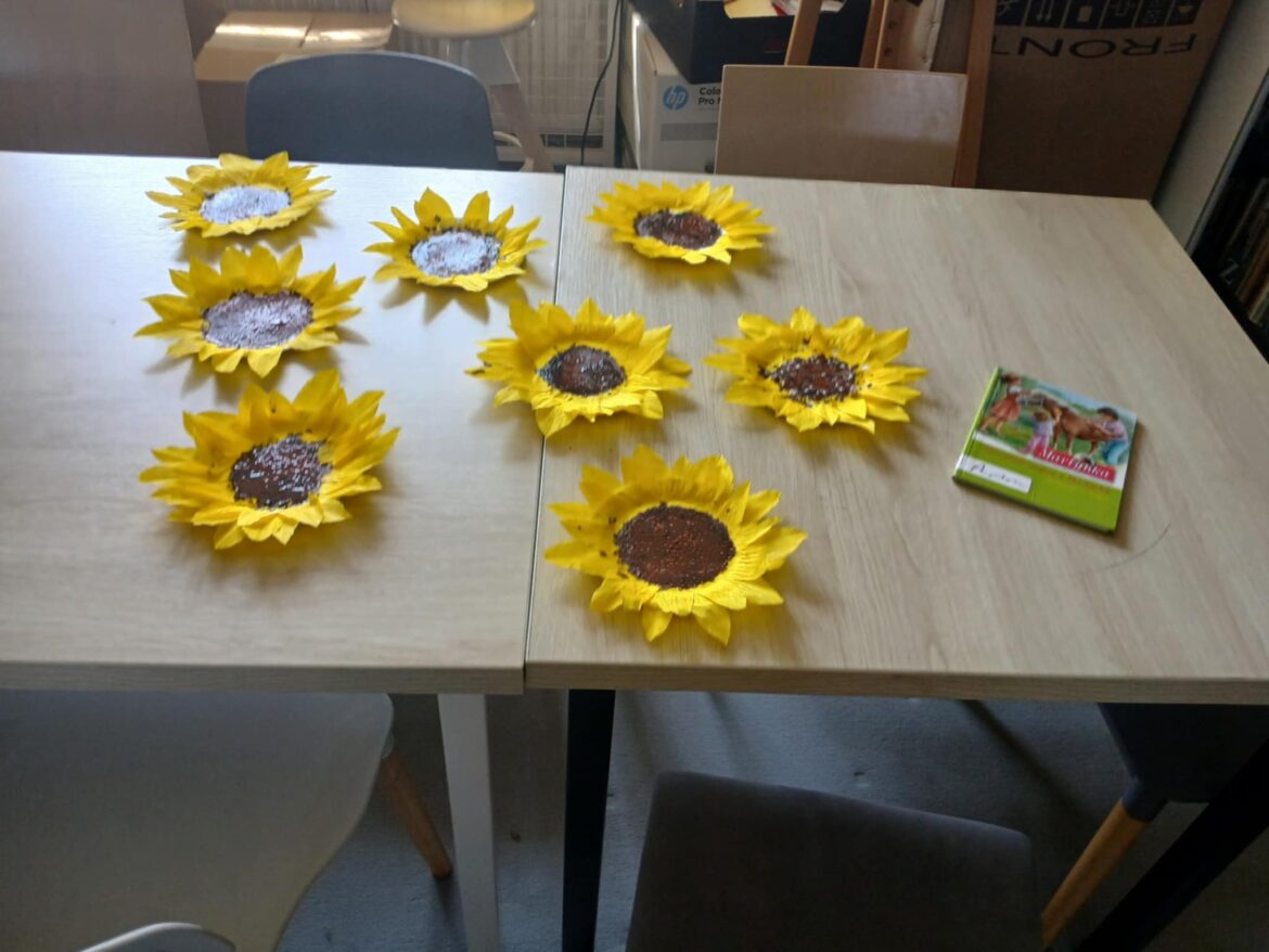 Prace wykonane przez dzieci na sobotnim spotkaniu przedstawiające słoneczniki.