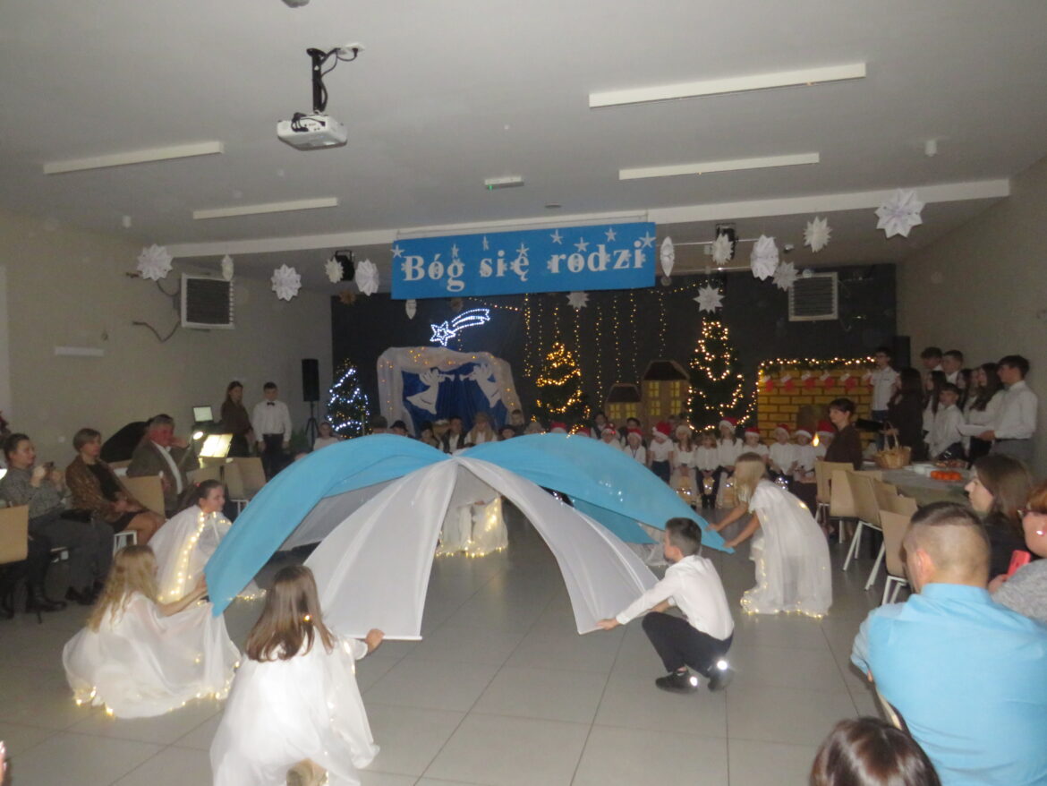 Taniec w wykonaniu aniołków.