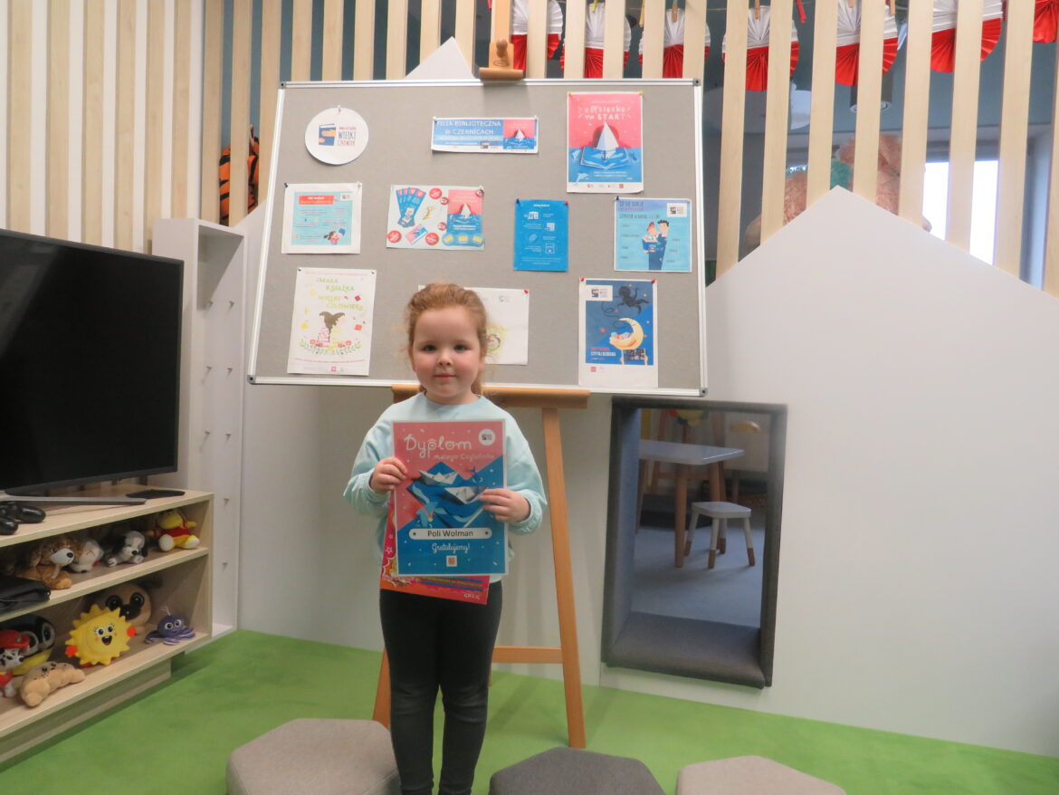 Czytelniczka Pola z odebranym dyplomem za udział w akcji "Mała książka, wielki człowiek"