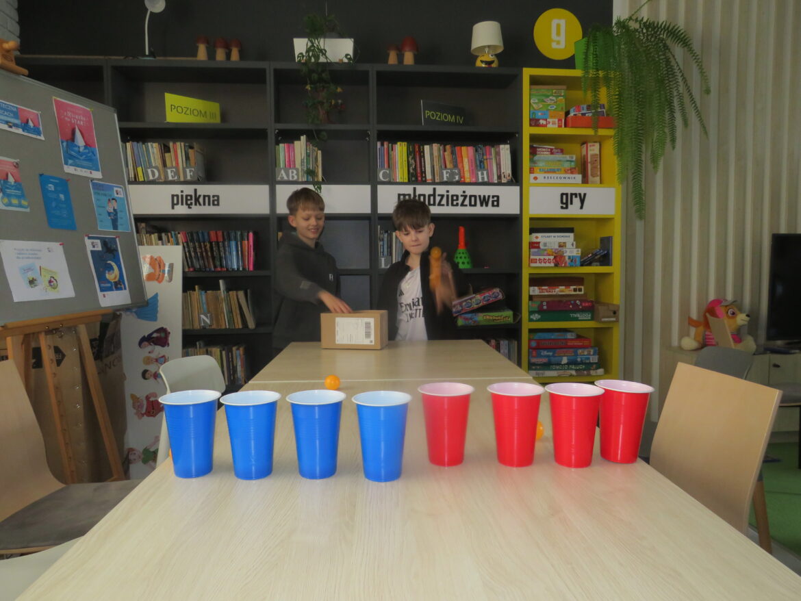 Gra zręcznościowa w wykonaniu uczestników spotkania.