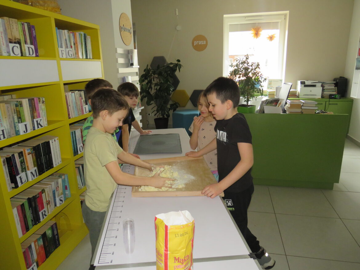 Robienie oponków przez uczestników spotkania.